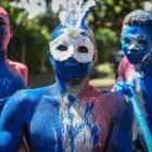 Tres hombres con el cuerpo pintado participan en el desfile del Carnaval de Jacmel, hoy, en Jacmel (Haití).
