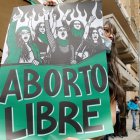 Fotografía de un letrero que pide "aborto libres" durante una manifestación de colectivos feministas quienes se reúnen frente a la sede de la Corte Constitucional para esperar la decisión sobre la despenalización del aborto, hoy en Bogotá (Colombia).