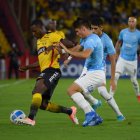 Leonel Quiñónez (i) es el marcapunta izquierdo titular de Barcelona.