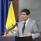 Reaparición. Carlos Jijón, consejero del Gobierno, realizando anuncios desde el Palacio de Carondelet, hoy.