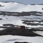 Australia tiene tres bases de investigación en las costas de este continente, donde las naciones suelen inspeccionar lugares para asegurarse de que se cumpla un tratado que prohíbe la actividad militar y minería, pero donde China tiene estaciones en el interior.