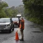 El pasado domingo dos buses de transporte interprovinciales y uno de gaseosa fueron arrastrados por el alud en esta vía principal para el comercio entre la costa y sierra.