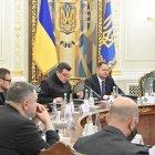 El presidente ucraniano Volodymyr Zelensky (D) asistiendo a una reunión del Consejo Nacional de Seguridad y Defensa de Ucrania en Kiev. Una cita para declarar el estado de emergencia en toda Ucrania, excepto en las regiones de Donetsk y Luhansk, donde está en marcha la Operación de Fuerzas Conjuntas.