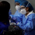 Imagen de archivo de una mujer que recibe una vacuna contra la covid-19 durante una jornada de inmunización.