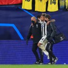 El centrocampista estadounidense de la Juventus, Weston McKennie, es retirado del terreno de juego tras caer lesionado.