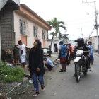 Observación. La mirada curiosa de vecinos en Bastión Popular queda en eso. No se atreven a dar declaraciones.