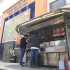 Negocios de comida se han reactivado afuera de las universidades quiteñas.