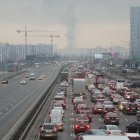 Decenas de ucranianos colapsan hoy las carreteras de salida de Kiev.