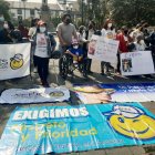 Plantón. Los técnicos, trabajadores sociales y psicólogos que forman parte de la Fundación Jóvenes Contra el Cáncer se declararon en huelga de hambre.