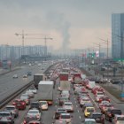 Largas filas de autos en una carretera que dirige a la frontera entre Ucrania y Polonia.