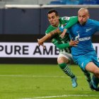 Yaroslav Rakitskyy en uno de los cotejos con el Zenit, quipo que además ya retiró la publicidad de Gazprom por estar ligada con el conflicto.
