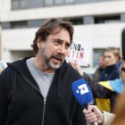 El actor Javier Bardem atiende a la prensa durante la protesta llevada a cabo este jueves a las puertas de la embajada de Rusia en España, sita en Madrid, tras el comienzo de la operación militar rusa en Ucrania.