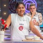 Ana durante su participación. Atrás, Andrés, ganador del primer lugar.