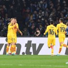 Frenkie de Jong (izquierda) anotó el segundo gol en la victoria del Barcelona sobre el Nápoles