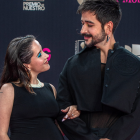 El cantante colombiano Camilo y su esposa la cantante venezolana Evaluna Montaner posan en la alfombra magenta de los premios Lo Nuestro, hoy, en el FTX Arena de Miami, Florida (EE.UU.).