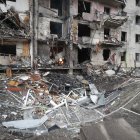 Un miembro de los servicios de emergencia evalúa los daños ocasionados por los bombardeos rusos sobre una zona residencial de Kiev