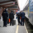Refugiados ucranianos procedentes de Odesa, a su llegada a la estación polaca de Przemysl, donde se ha establecido un punto de acogida