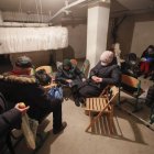 Habitantes de Kiev han pasado la noche en un refugio para protegerse de los bombardeos rusos.