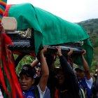 Personas cargan el féretro del fundador y excoordinador de la Guardia Indígena Nacional, Albeiro Camayo, asesinado por disidencias de Farc el pasado 24 de enero en el resguardo Las Delicias, municipio de Buenos Aires, Cauca (Colombia).