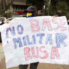 Una mujer fue registrada este viernes con una pancarta que dice "no base militar rusa", durante una manifestación de un grupo de personas que rechaza la incursión militar de Rusia en territorio ucraniano, en Caracas (Venezuela).