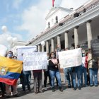 Protesta de padres de estudiantes en Ucrania en la Plaza Grande.