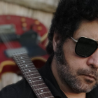 Luis Rueda es un cantante, músico y compositor de rock ecuatoriano