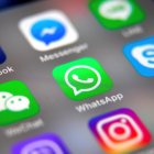 Logotipos de aplicaciones de telefonía en un móvil, en una fotografía de archivo.