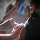 Una niña mientras recibe una dosis de la vacuna contra la COVID-19, en Río de Janeiro (Brasil). EFE/ André Coelho