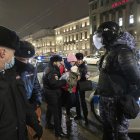 Policías rusos detienen a un manifestante durante una manifestación contra la entrada de tropas rusas en Ucrania en San Petersburgo, Rusia, el 25 de febrero de 2022.