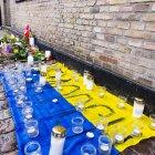 Flores y velas frente a la embajada de Ucrania en Copenhague.