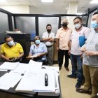 Acción. Tras la clausura, comerciantes acudieron al Cabildo.