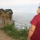 Sitio. El santuario de Olón está ubicado en el borde del perfil costero, en lo alto de uno de los cerros que conforman la zona montañosa, donde se advierte del peligro.