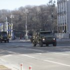 Vehículos blindados ucranianos transitan por una calle de Kiev, Ucrania