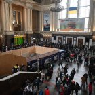 Congestión. Las estaciones de trenes ucranianas están llenas de ciudadanos que desean ir a los países vecinos.