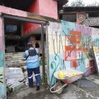 Por la calle Higueras comenzó la demolición de las paredes de la casa embrujada de Urdesa.