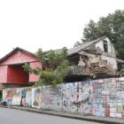 Fachada de la casa de colores de Urdesa que está siendo demolida por el Municipio de Guayaquil.