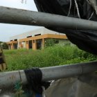 La maleza ha invadido uno de los pabellones de la Unidad Educativa Acacias, cuya obra quedó paralizada hace siete años.
