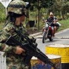 Fotografía fechada el 19 de febrero de 2022 de soldados en un puesto de control al ingreso a Saravena (Colombia).
