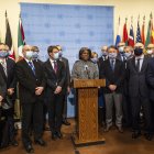 La Embajadora de Estados Unidos ante la ONU, Linda Thomas-Greenfield (C), junto al embajador de Ucrania ante las Naciones Unidas, Sergiy Kyslytsya (8d) y otros diplomáticos fueron registrados este viernes, luego de una reunión del Consejo de Seguridad de las Naciones Unidas.