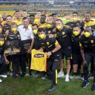 Fabián Bustos recibió un gran homenaje del club antes de su partido final.