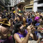 Una comparsa carnavalesca celebra el domingo de carnaval en la ciudad de Río de Janeiro
