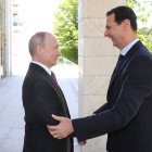 El presidente ruso, Vladimir Putin (i), estrecha la mano con el presidente de Siria, Bashar al-Assad (d), en una fotografía de archivo