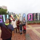 Turismo. Las familias que no viajaron decidieron recorrer la ciudad durante el feriado.