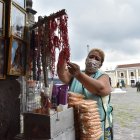 Comercio. Pilar Villalba espera que con el relajamiento de las restricciones las ceremonias religiosas en San Francisco se normalicen y sus ventas mejoren.