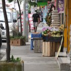 Las veredas de Sauces 6, a lo largo de la avenida Roldós Garcés, están ocupadas por frutas, legumbres y carteles publicitarios. A las personas les resulta imposible transitar por la zona.