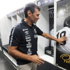 Fabián Bustos posó junto a una de las tantas fotos que hay de Pelé en el complejo deportivo del Santos.