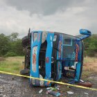 Estado en que quedó el bus de la cooperativa Posorja que se volcó este lunes 28 de febrero