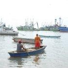 Faena.- Dos pescadores van un su nave, se movilizan por un puerto pesquero de Ecuador.