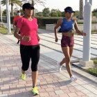 María José Mendoza (i) y Karla Jaramillo se acoplan al ambiente de Muscat, en las calles.