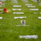 Fotografía del 15 de febrero de 2022 que muestra la tumba de un hombre fallecido por covid-19 en 2020, poco tiempo después de que se confirmase el primer caso de coronavirus en Ecuador, en Guayaquil (Ecuador).